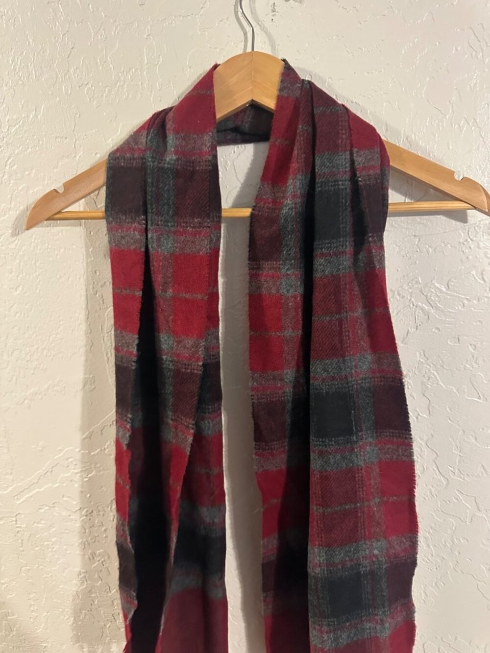 Roundtree & Yorke Lambswool Red & Grey Plaid Fall Winter Plaid Scarf - Picture 4 of 4
